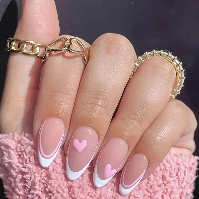 Nail Art France - Розовые миндалевидные ногти в форме сердца
